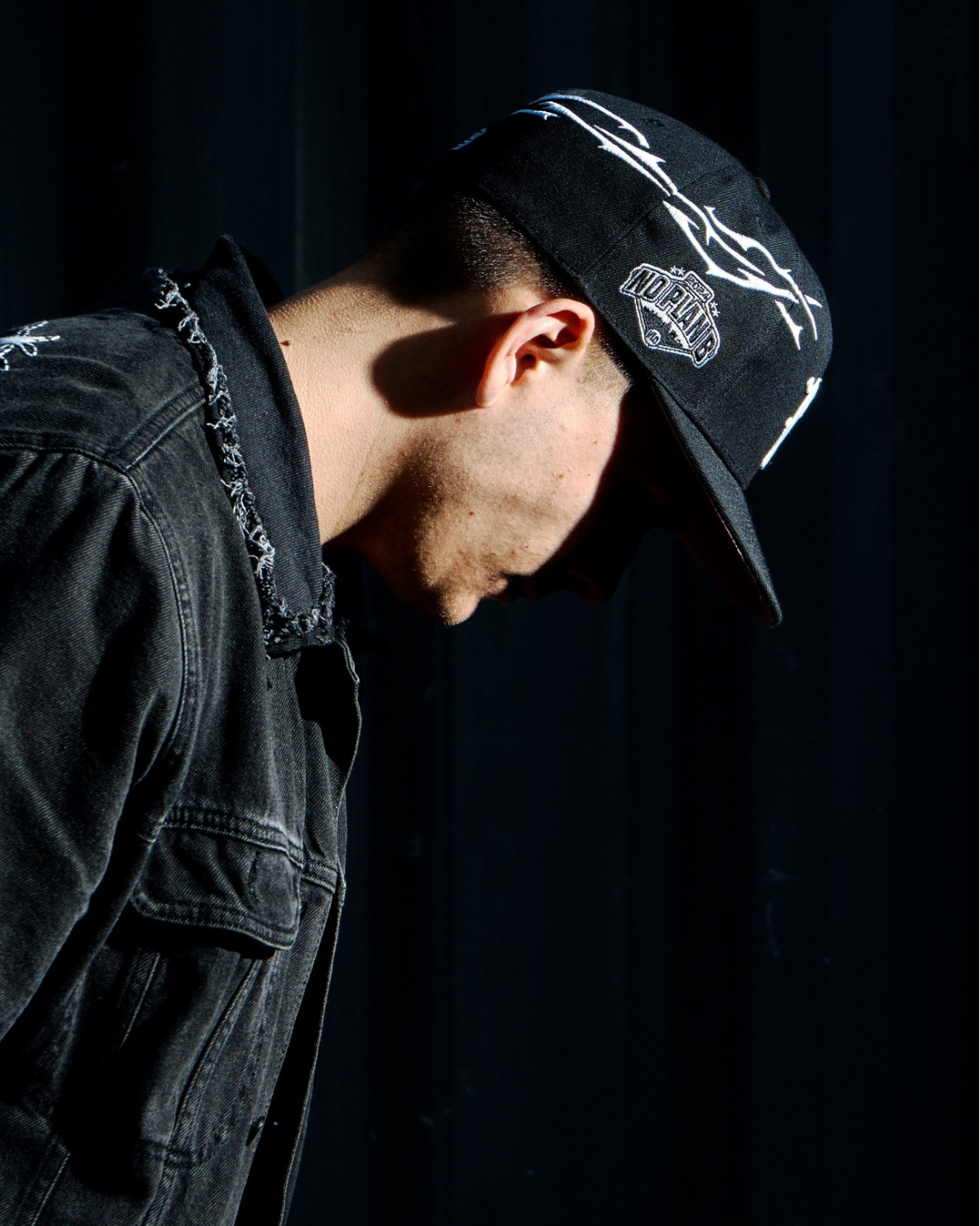SACRIFICES BLACK FITTED